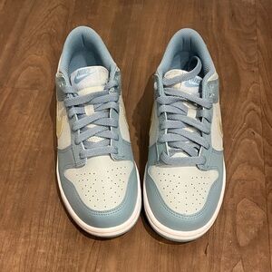 Nike Kids Low-Top Sneakers in Light Blue and White with Pale Yellow Swoosh